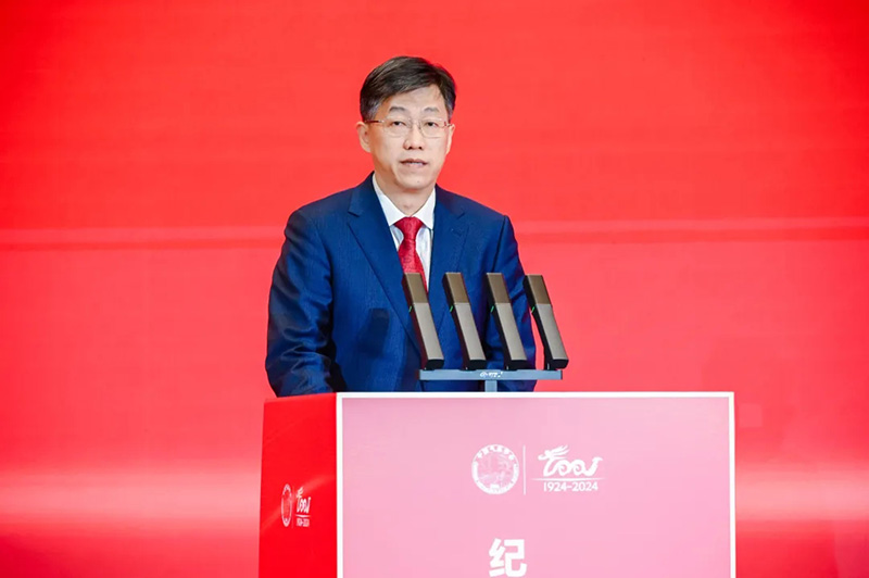 Chen Zhenlin, Secretary of the Party Leadership Group and Director of the China Meteorological Administration, delivered a speech at the meeting