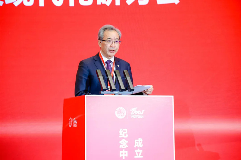 Academician Tan Zhemin, Secretary of the Party Committee and Chairman of the 29th Council of the Chinese Meteorological Society, delivered a keynote speech